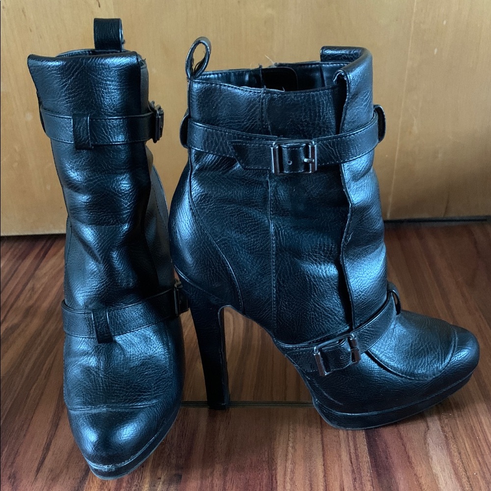 Vera Wang ankle boots with stiletto heel. Size 8m